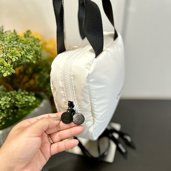 New CHANEL Beauty Imtd ed. Nylon bag - Picture 6 of 13